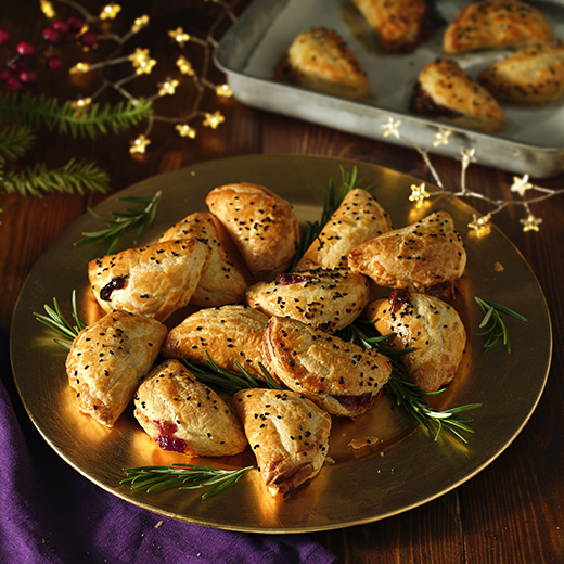 Puff Pastry Canapé Pies with Brie and Cranberries