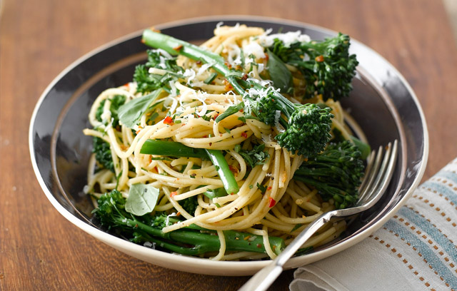 Spaghetti with Tenderstem Broccoli, Garlic & Chilli 