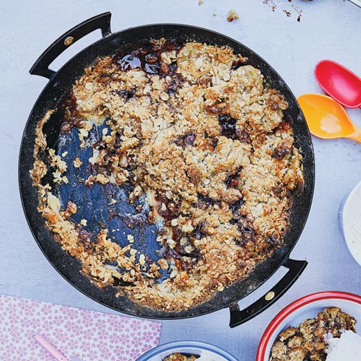Chocolate and banana crumble with spelt and walnuts 
