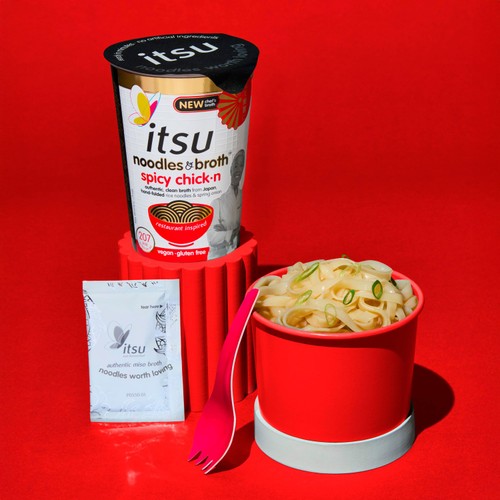 itsu spicy chickn instant noodles & broth pot