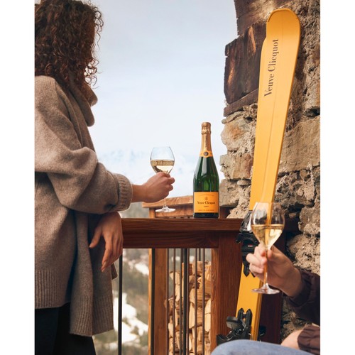 Veuve Clicquot Yellow Label Champagne, Gift Box, 75cl