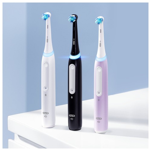Oral-B iO4 Black & White Electric Toothbrush Duo Pack + Travel Case