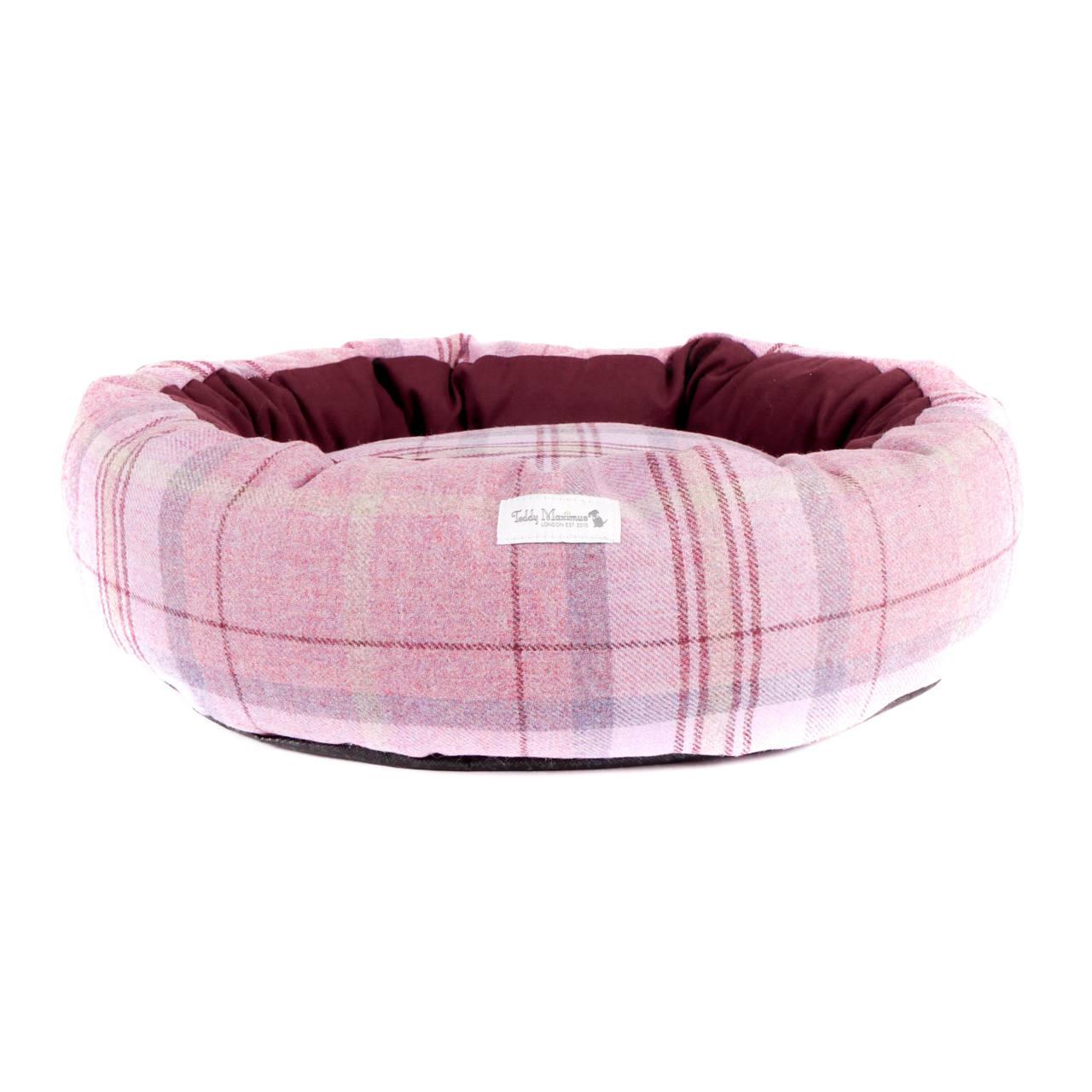 An image of Teddy Maximus Luxury Cocoon Bed Pink Shetland Wool